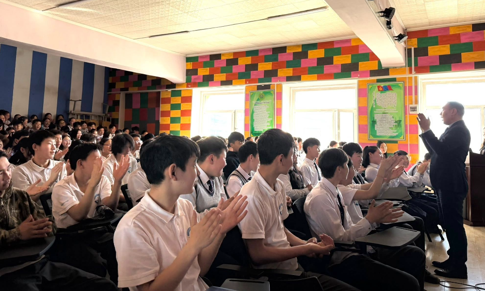 Хүүхэд хамгааллын явуулын үйлчилгээний хүрээнд “Үе тэнгийн дээрэлхэлт ба цахим орчин” сэдэвт сургалтыг Нийслэлийн Ерөнхий Боловсролын 1, 2, 3, 16, 31, 58, 159 дүгээр сургуулиудын сурагчдад 2026 оны 03 дугаар сарын 23-аас 27-ны өдрүүдэд амжилттай зохион байгууллаа.
📍Тус сургалтын хүрээнд үе тэнгийн дээрэлхэлтийн хэлбэр, шалтгаан, сөрөг үр дагаврыг таниулахын зэрэгцээ цахим орчинд аюулгүй, зөв харилцах мэдлэг, ур чадварыг сурагчдад олгож, цахим хэрэглээний соёлын талаар ойлголтыг нэмэгдүүлэхэд чиглэсэн цогц мэдээлэл өгсөн юм. Мөн сурагчдад бодит жишээ, кейс дээр тулгуурлан ярилцлага, хэлэлцүүлэг өрнүүлж, асуудлыг хэрхэн зөвөөр шийдвэрлэх, бусдад хүндэтгэлтэй хандах, өөрийгөө болон найз нөхдөө хамгаалах арга замыг таниуллаа.
📍Энэхүү сургалт нь хүүхэд, өсвөр үеийнхний аюулгүй байдал, сэтгэл зүйн эрүүл мэндийг дэмжих, дээрэлхэлтээс ангид, эерэг харилцаатай орчныг төлөвшүүлэхэд бодит хувь нэмэр оруулсан үр дүнтэй арга хэмжээ боллоо.
2026.03.27